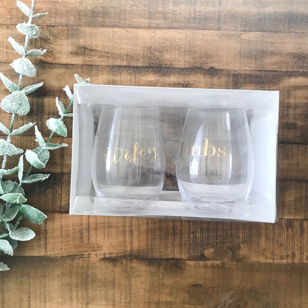 Hubs Wifey Wine Glasses | Newlyweds